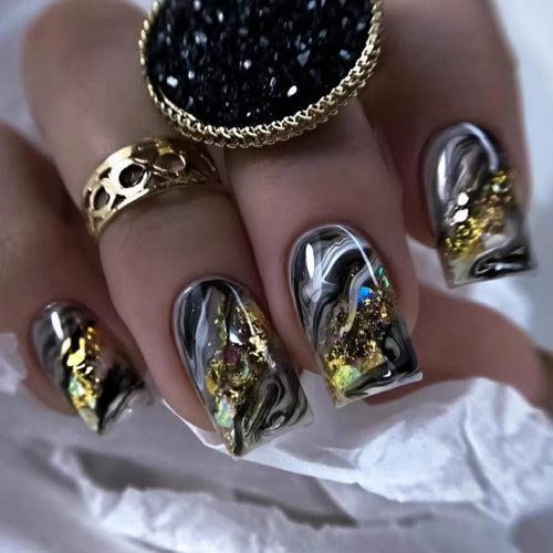 Kunstnägel mit Abstraktem Gold- und Schwarzdesign Karnz