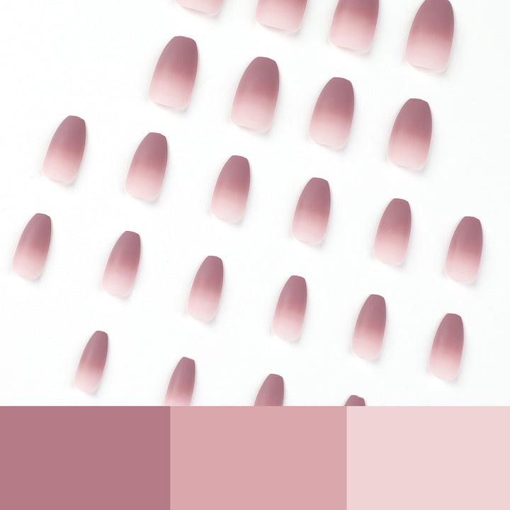 Kunstvolle Nagelverlängerungen mit mattem Ombre-Effekt Karnz
