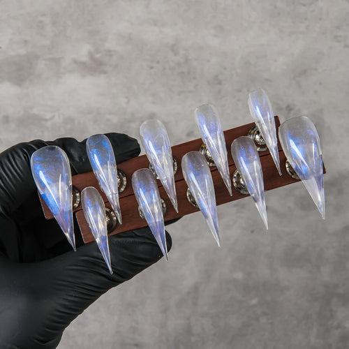 Künstlerisches Stiletto Press-On Nagelset mit iridiszierendem Finish