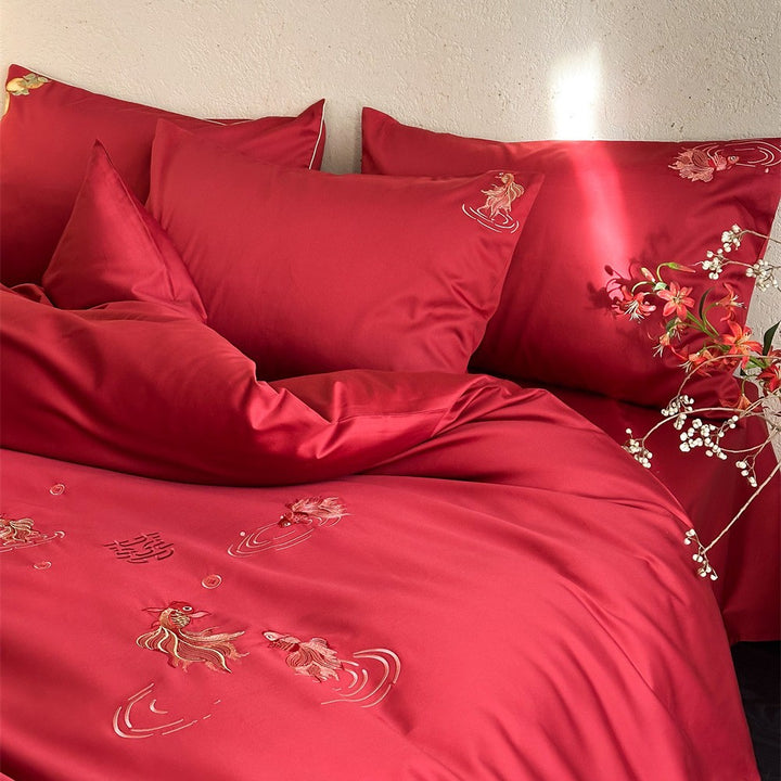 Premium-Bettwäschegarnitur aus Baumwollsatin mit Koi-Stickerei und dekorativer Bordüre