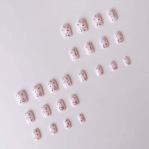 Kunstnagelset mit fröhlichen Blumen- und Bienendesigns Karnz