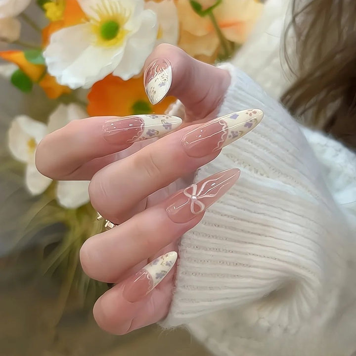 Kunstfingernägel mit Floralem Design Karnz
