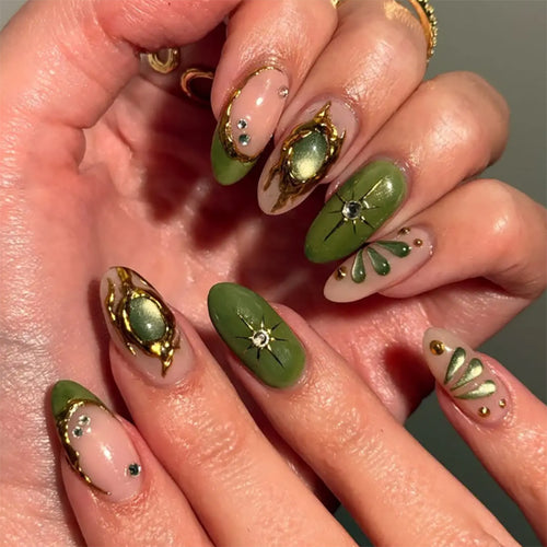 Kunstvolle Nagelverlängerungen mit elegantem Gold- und Grünglanz Karnz