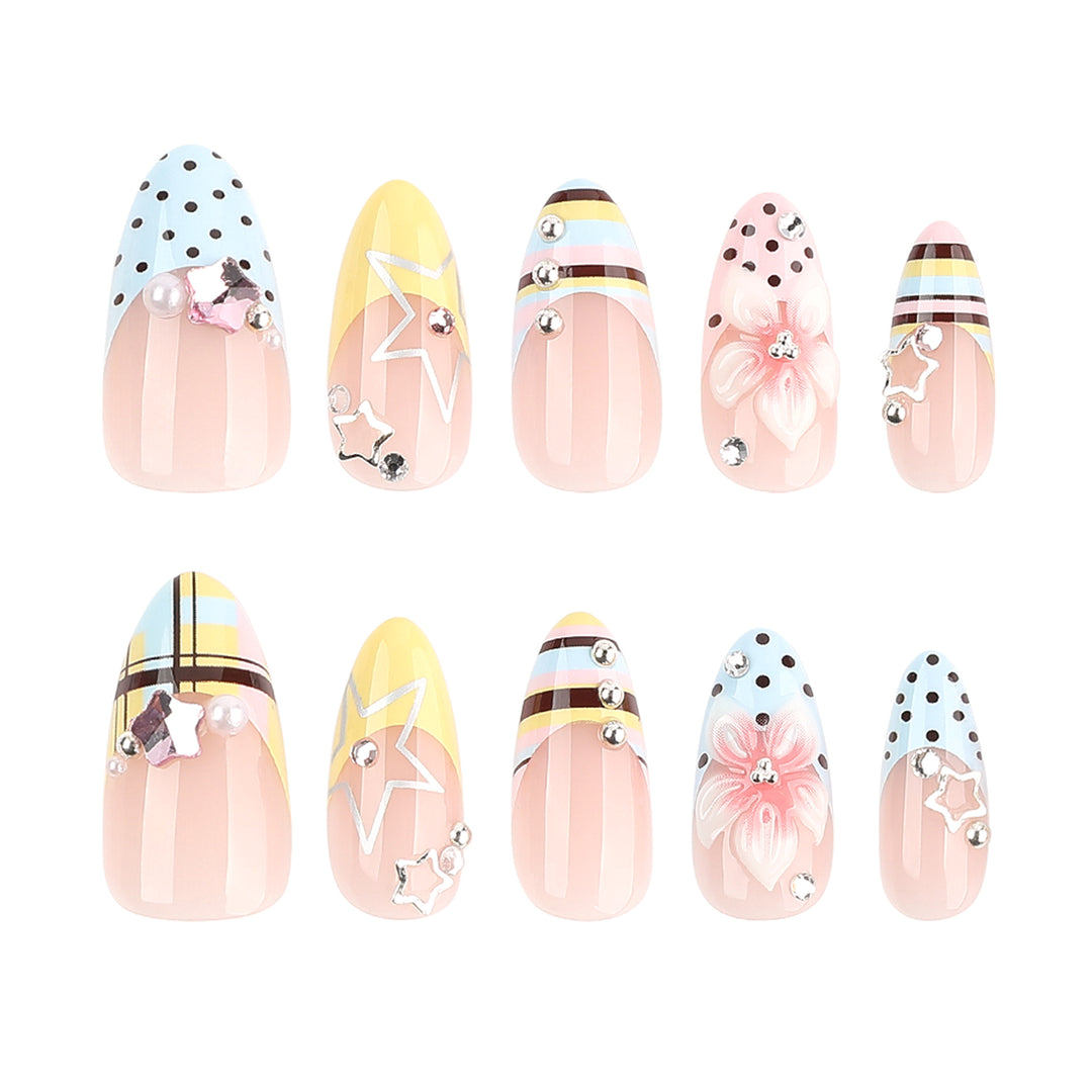Kreative Nageldesigns mit floralem Akzent und Glitzer Karnz