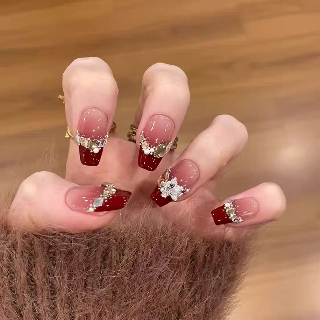 Glamouröse Kunstnägel mit Elegantem Strassdesign Karnz