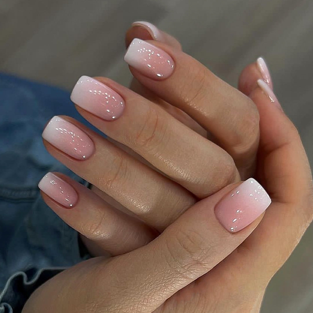 Kunstnagelset mit elegantem natürlichem Finish Karnz