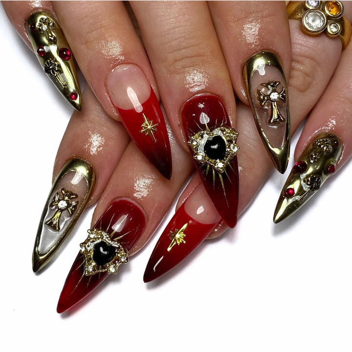 Kunstvolle Nagelverlängerungen mit luxuriösen Verzierungen Karnz