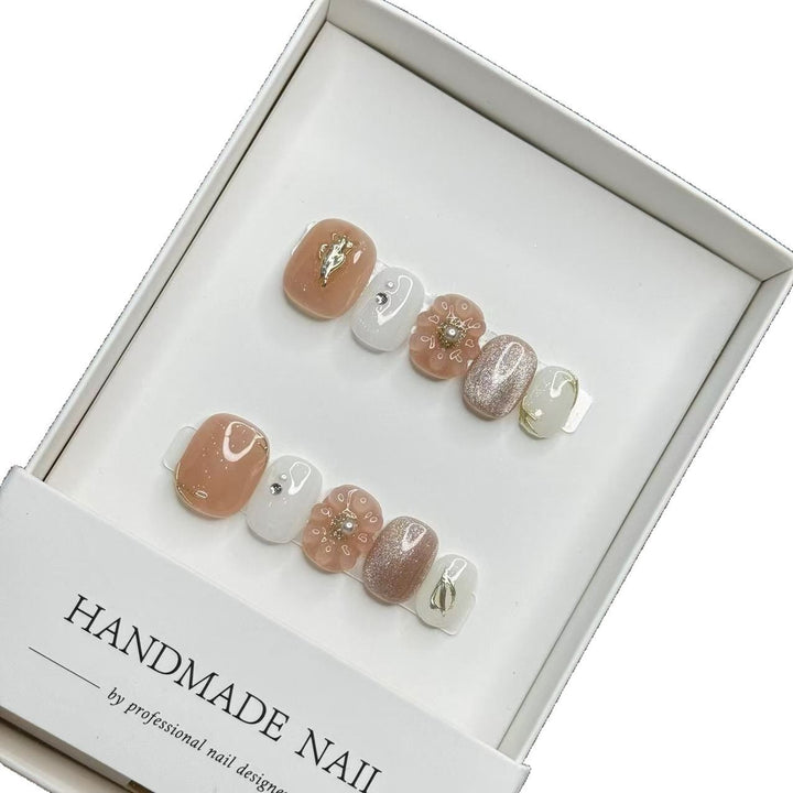 Handgemachtes Press-On Nagelkunstset mit floralen und Edelsteinakzenten