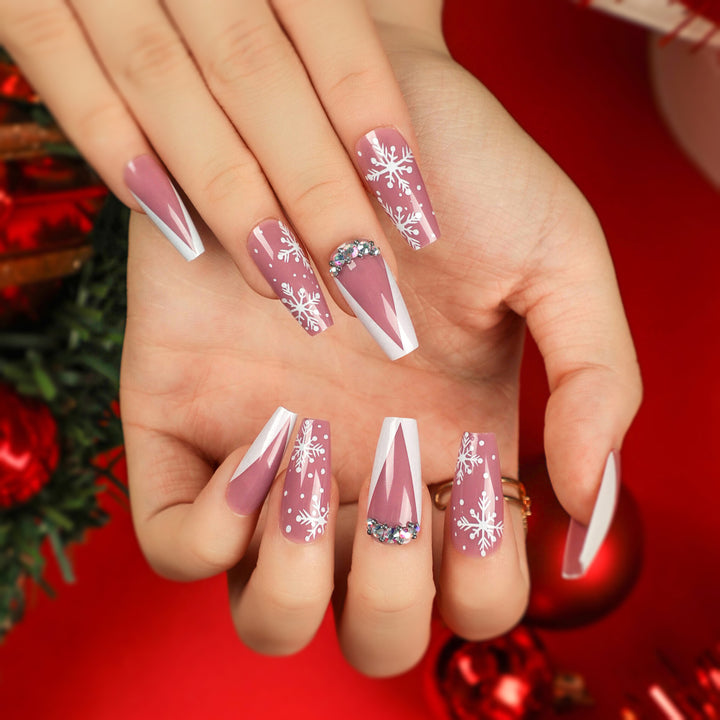 Kunstvolle Nagelverlängerungen mit Schneeflocken-Design und Glitzerakzenten Karnz