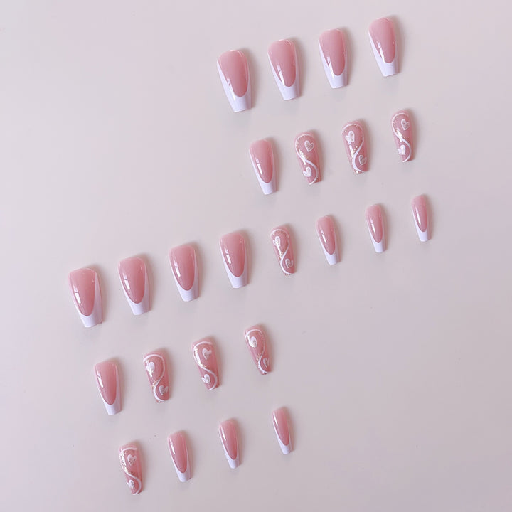 Kunstnagelset mit eleganten Herzverzierungen und Glitzerakzenten Karnz
