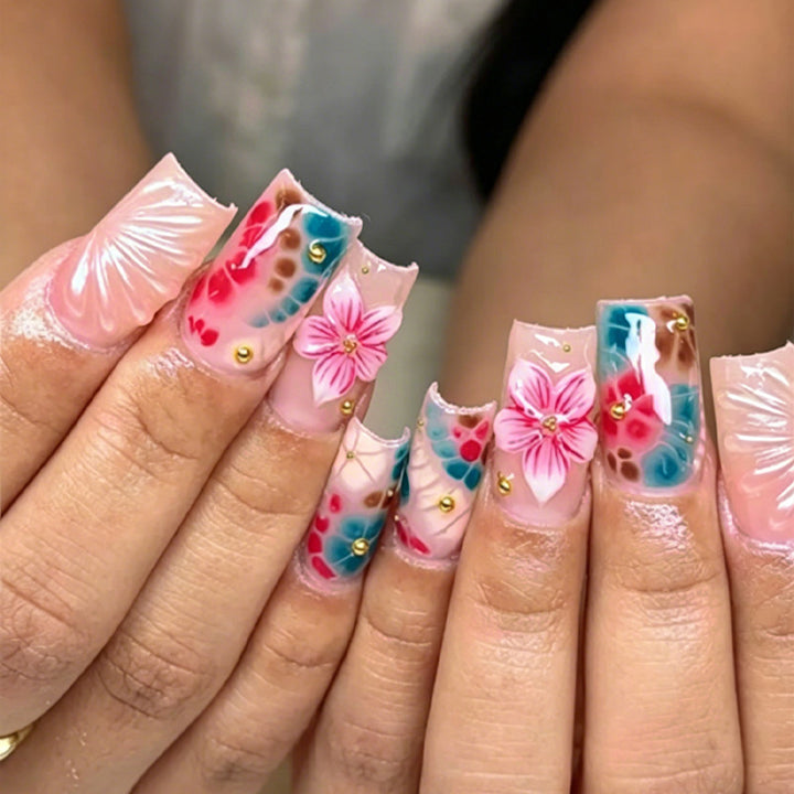 Kunstnagelset mit elegantem, floralem Design Karnz