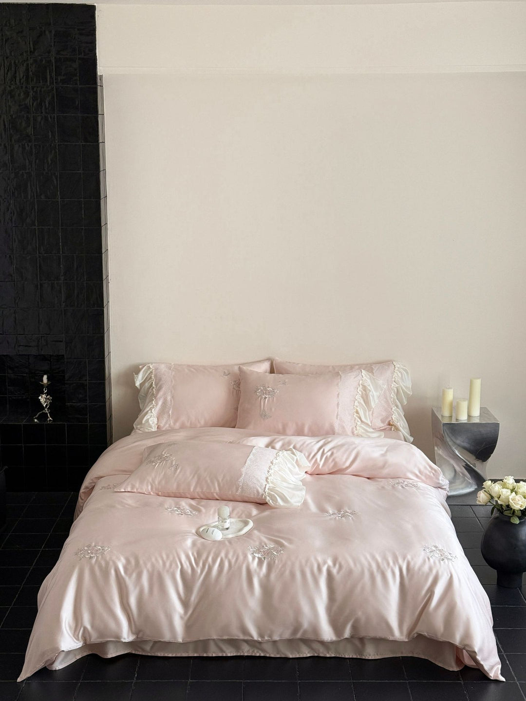 Luxuriöses Satin-Bettwäsche-Set mit Rüschen und Stickerei Karnz