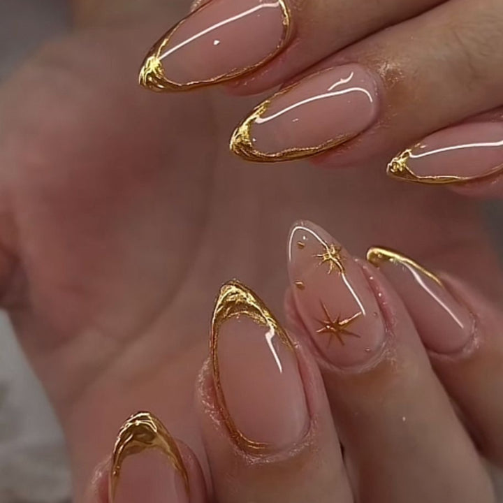 Glamouröse Stiletto-Nägel mit goldnen Akzenten Karnz