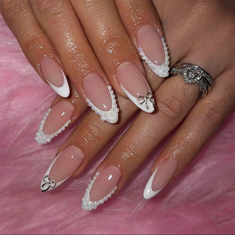 Kunstnagelset mit eleganten blauen und nude Farbakzenten Karnz