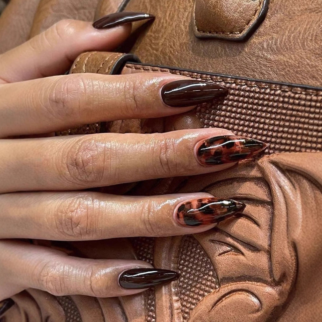 Kunstnagelset mit elegantem Spitzen- und Tiermuster-Design Karnz