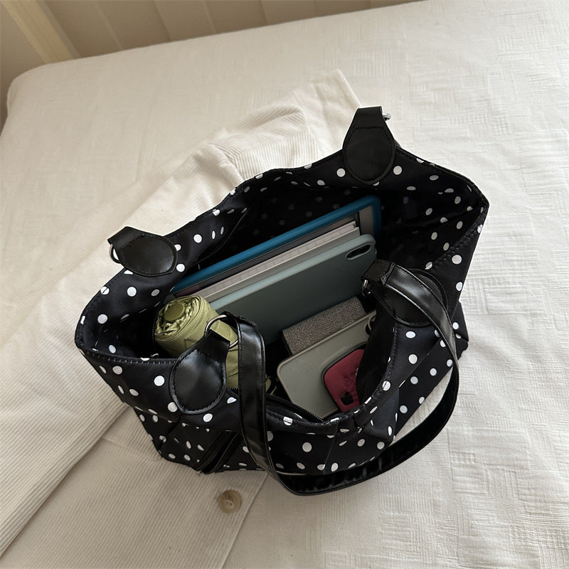 Stylische gepunktete Schultertasche