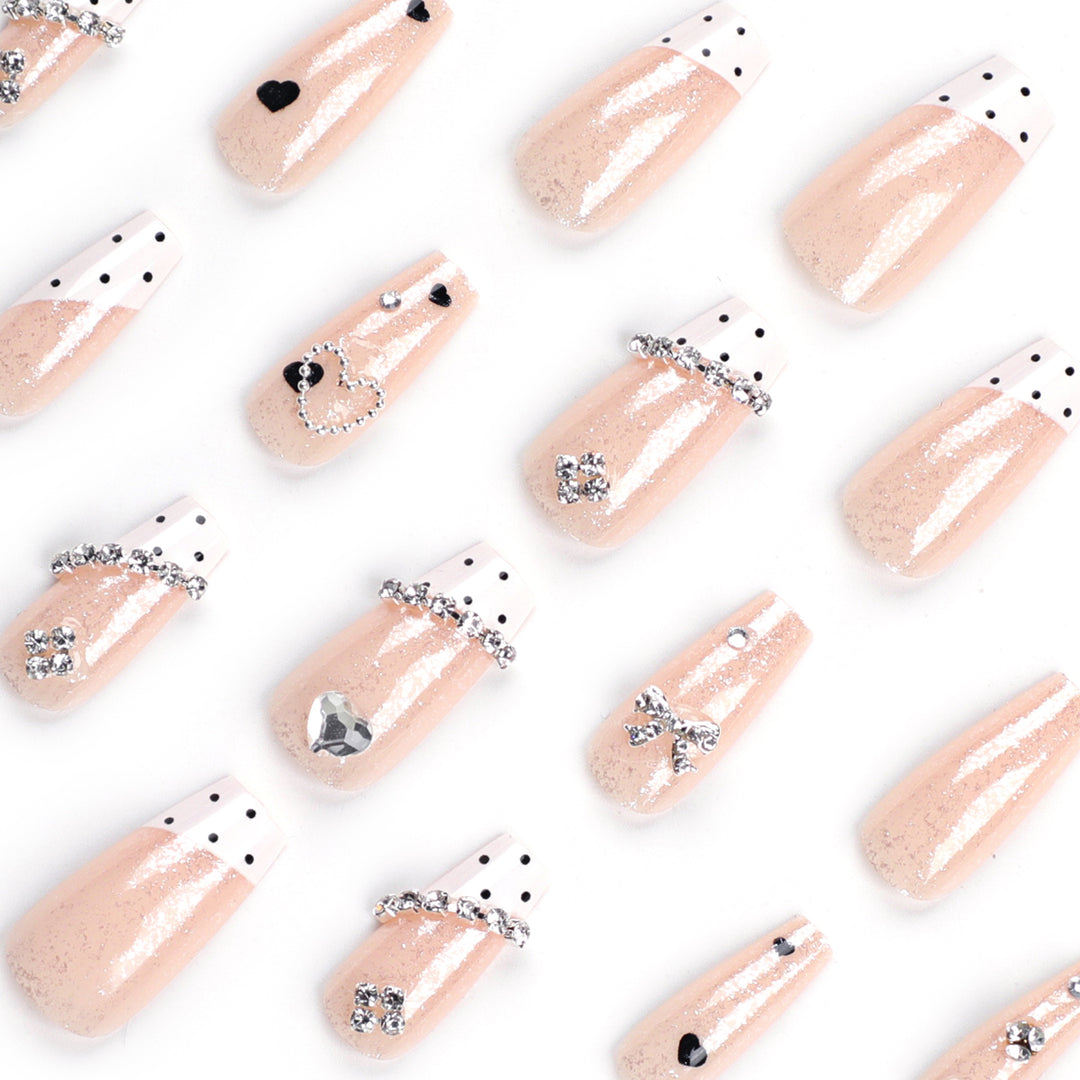 Kunstvolle Nagelverlängerungen mit eleganten Strass- und Herzdesigns Karnz
