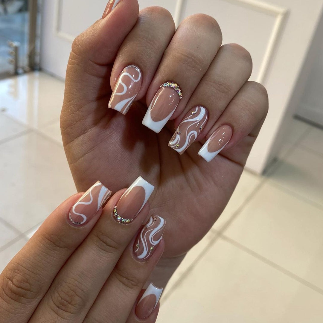 Kunstnagelset mit elegantem French Design und kreativen Akzenten Karnz