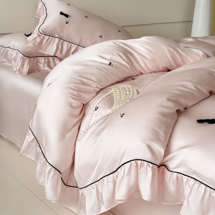 Elegante Satin-Bettwäsche-Garnitur mit Volant, Kontrastpaspel und zarter Schleifen-Stickerei]