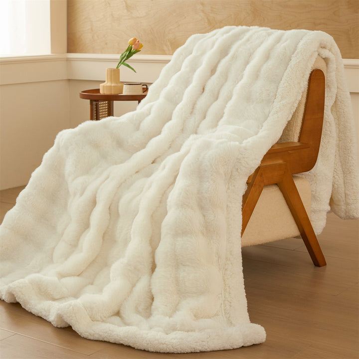 Luxuriöse strukturierte Fleece-Faux-Fur-Decke