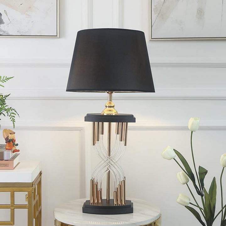 Moderne dekorative Tischlampe mit skulpturaler Basis