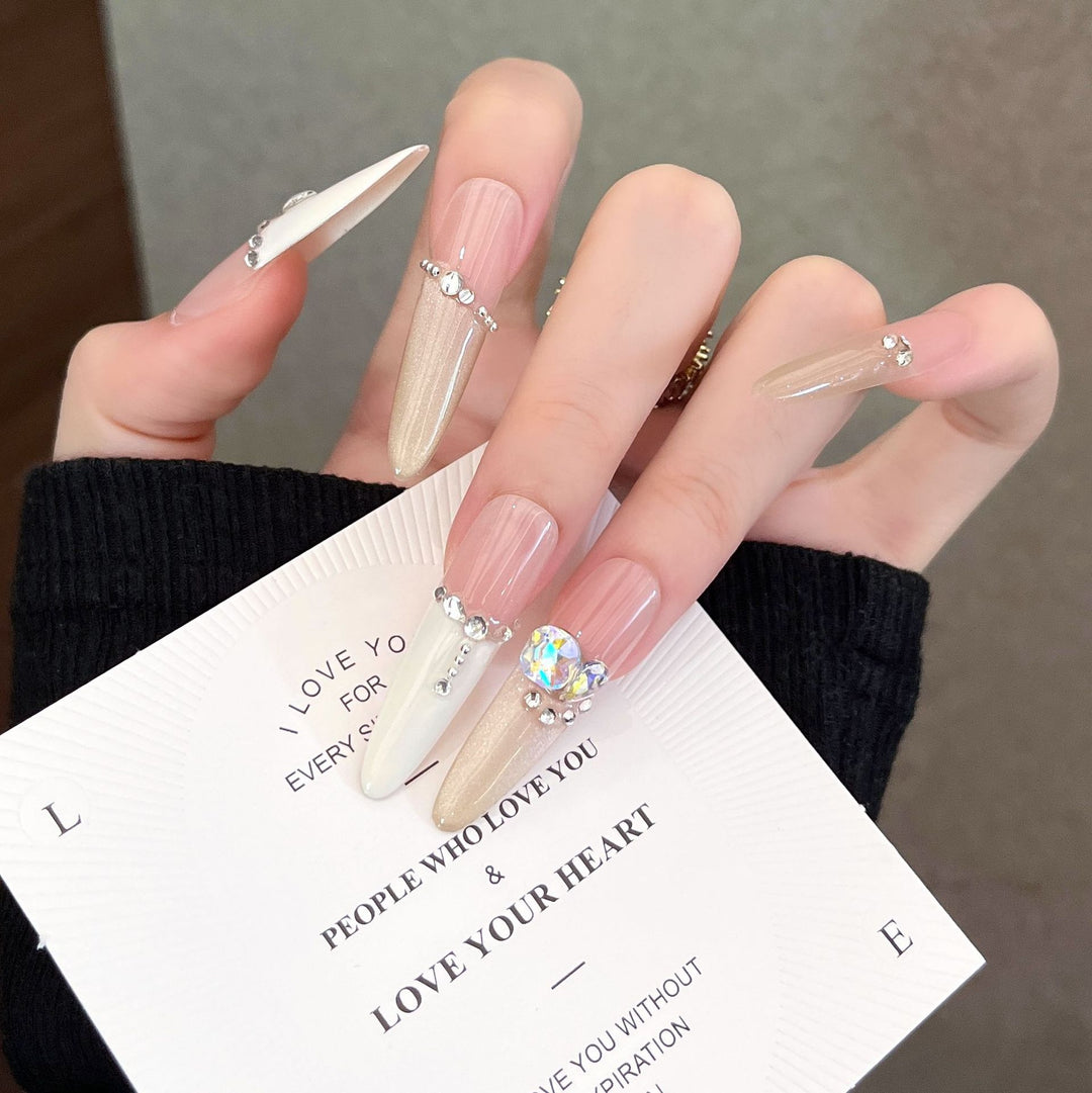 Elegante dekorative Press-On Nail Set Karnz