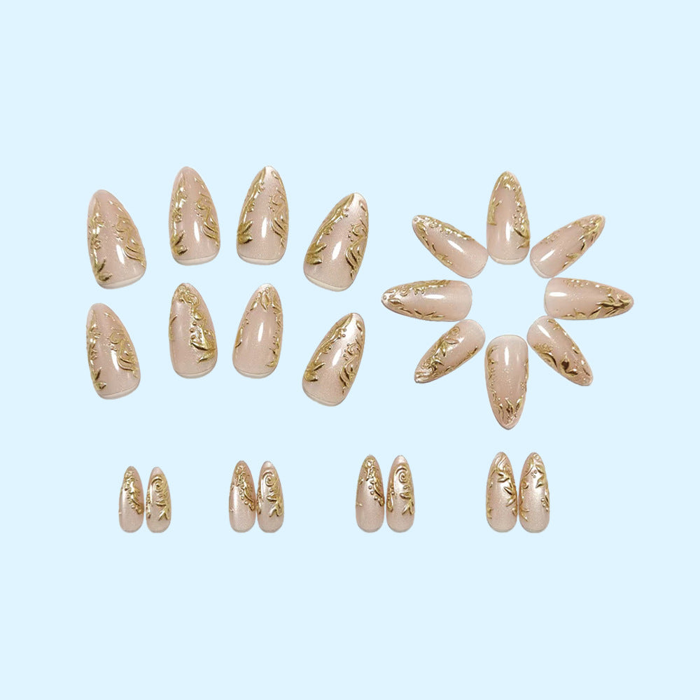 Glamouröse Kunstnägel mit filigranen Goldakzenten Karnz