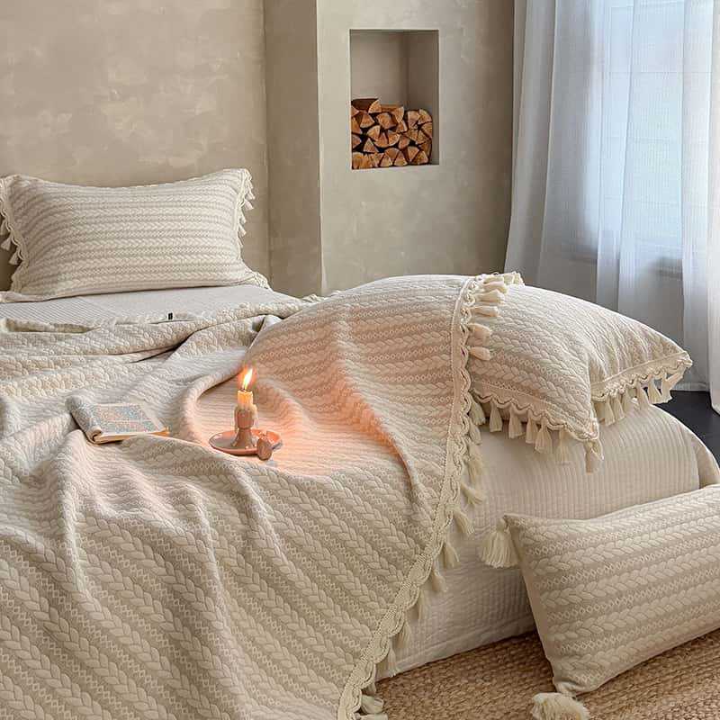 Gestepptes Tagesdecke-Set aus Baumwoll‑Leinen mit floraler Jacquardwebung, Quasten und Zierkissen