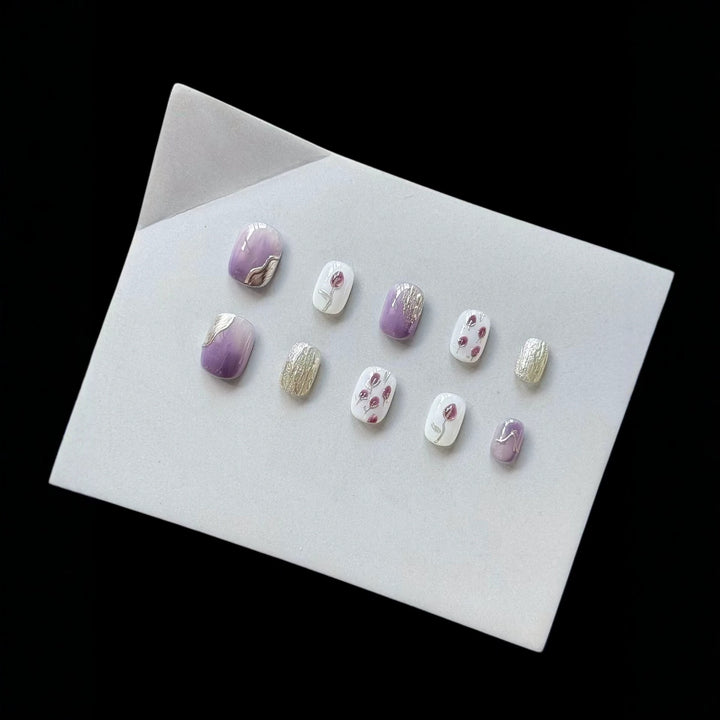 Künstlerisches Press-On-Nagelkunstset mit floralen und metallischen Akzenten