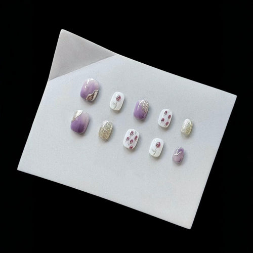Künstlerisches Press-On-Nagelkunstset mit floralen und metallischen Akzenten