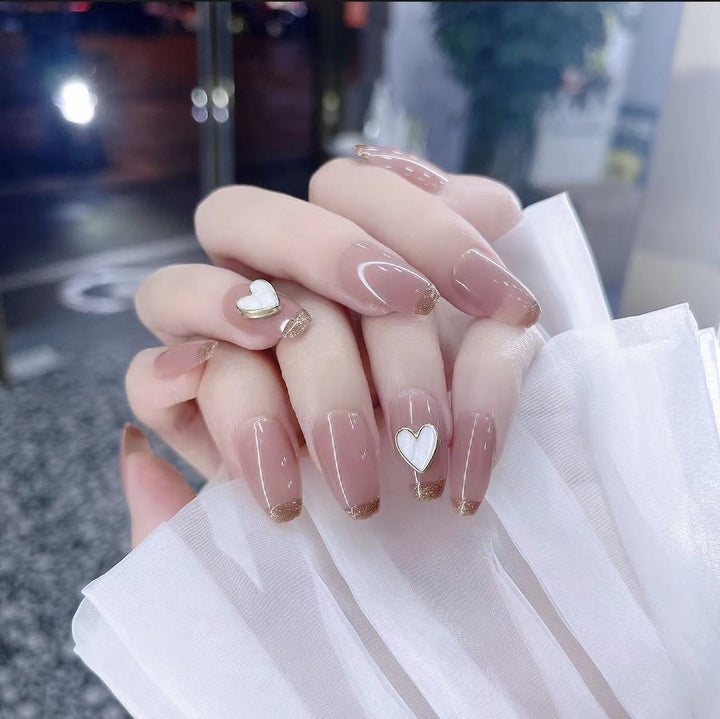 Dekoratives Press-On Nail Set mit Herzdesign Karnz