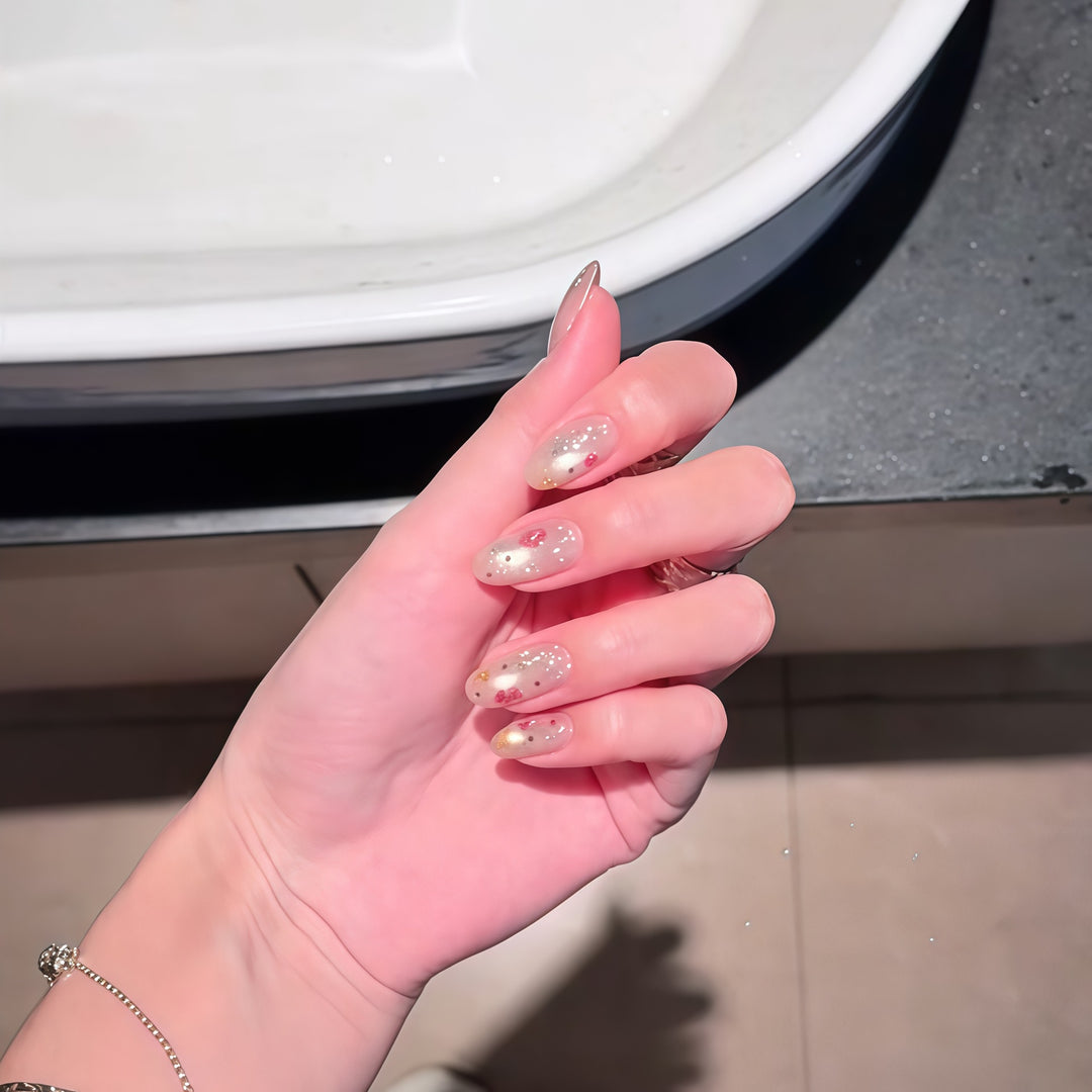 Kunstnägel mit Glamourösen Akzenten Karnz