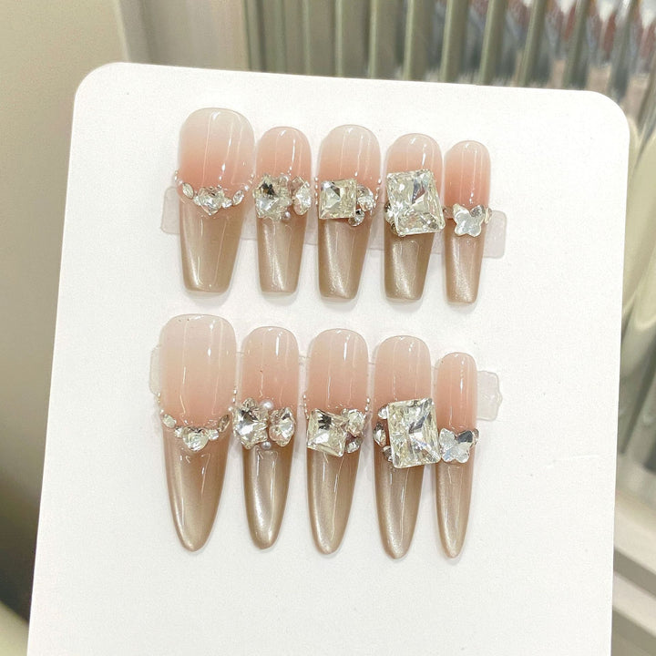 Künstlerisches Stiletto Press-On Nagelset mit Strassakzenten