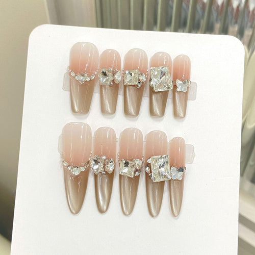Künstlerisches Stiletto Press-On Nagelset mit Strassakzenten