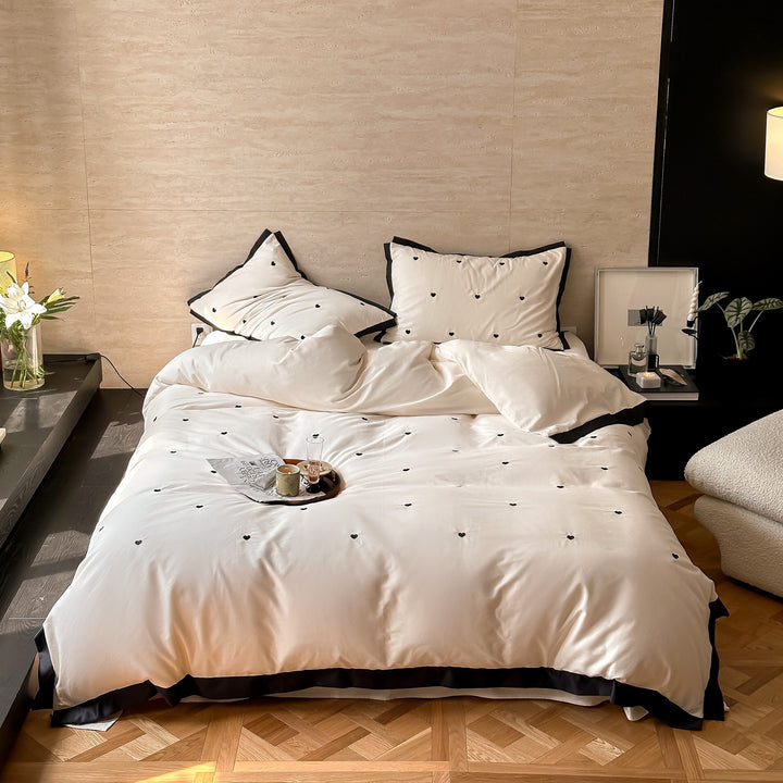Bettwäsche-Set aus Baumwollsatin mit Mini-Herz-Stickerei und Kontrastpaspel Karnz
