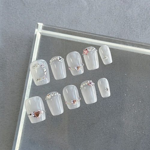 Dekoratives Press-On Nagelkunstset mit Schmuck- und Herzakzenten