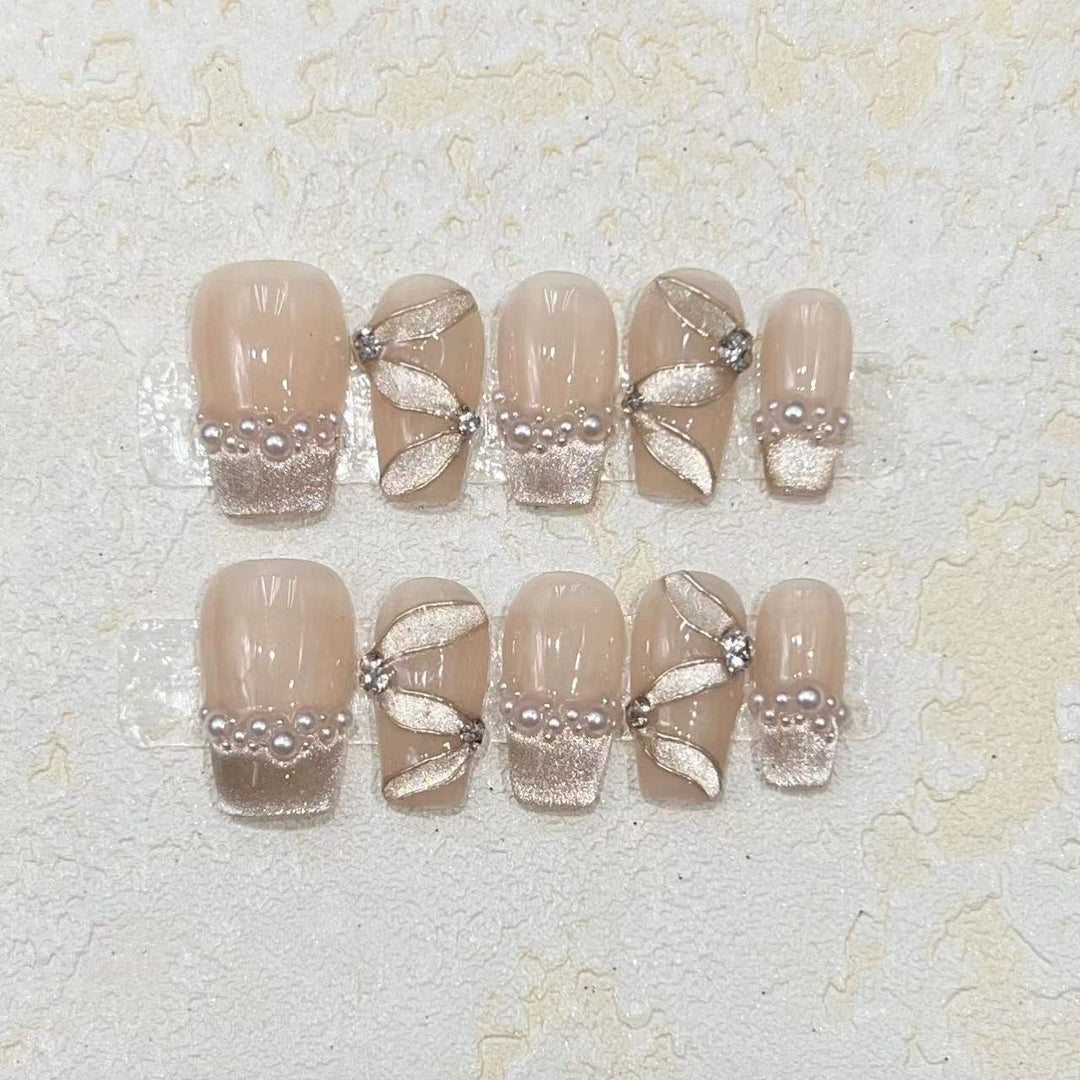 Luxuriöses dekoratives Press-On-Nagelset mit Perlen- und Edelsteinakzenten Karnz