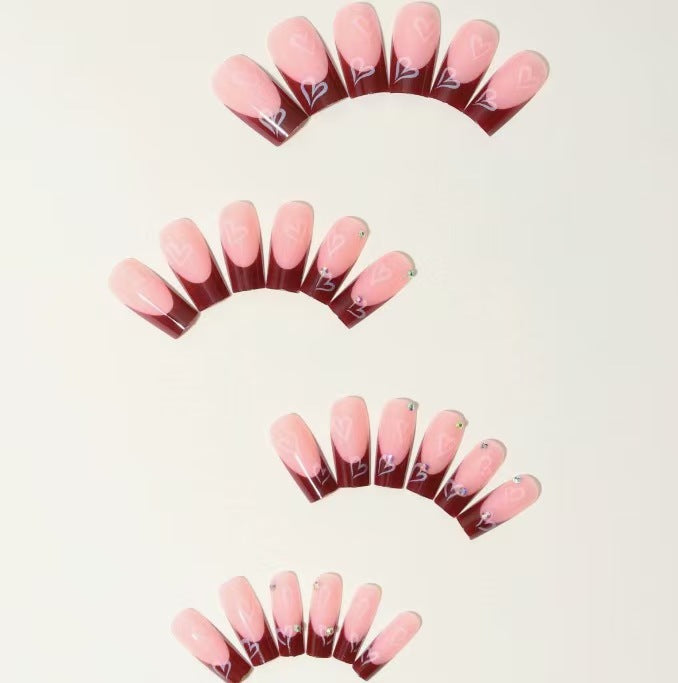 Dekoratives Press-On Nagelset mit Herzdesign Karnz