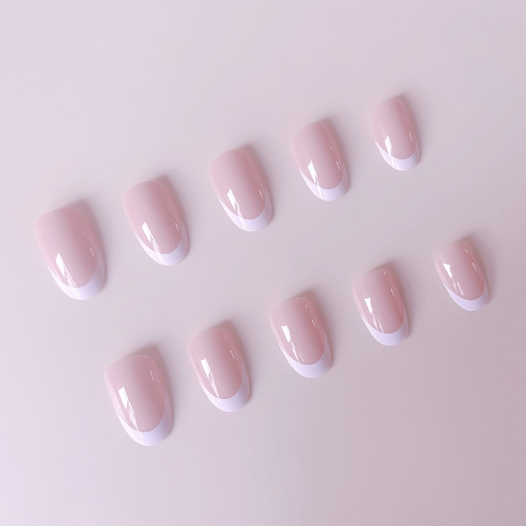 Kunstnagelset im eleganten French-Style Karnz