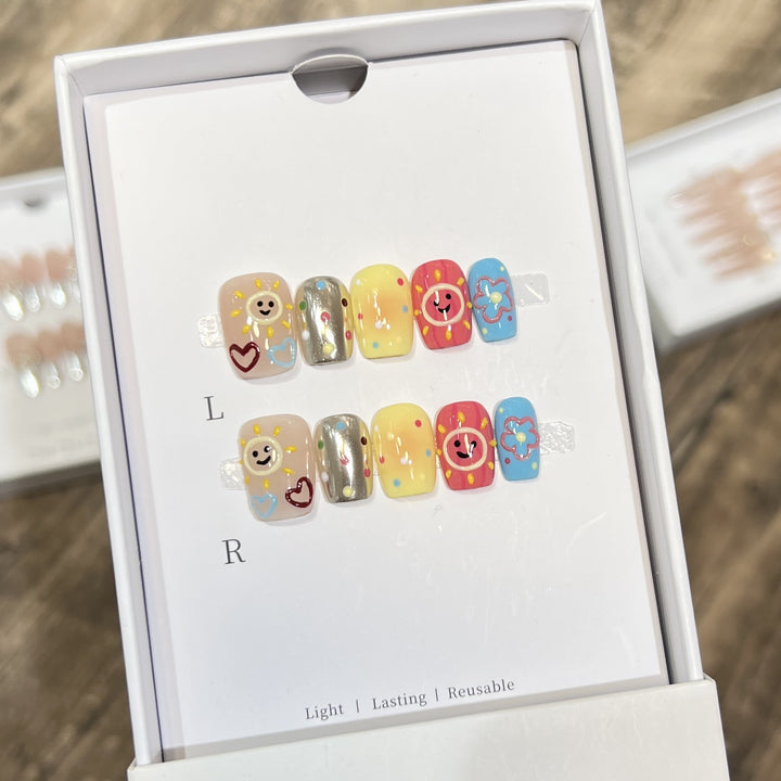 Verspieltes Press-On Nagelkunstset mit Smiley-Gesichtern und Blumenmustern Karnz