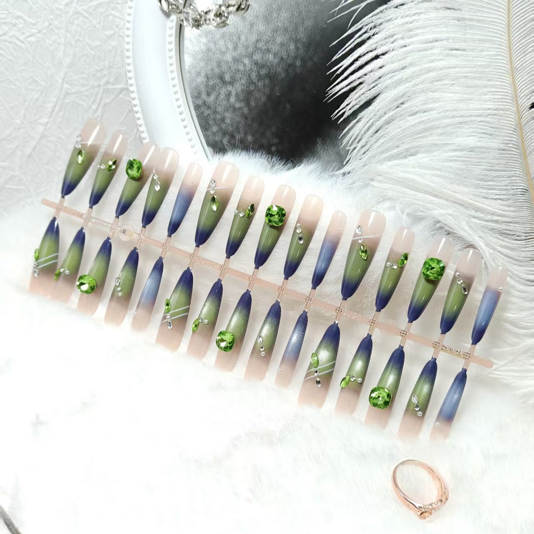 Kunstnägel mit elegantem Farbverlauf und Glitzerakzenten Karnz