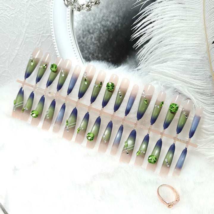 Kunstnägel mit elegantem Farbverlauf und Glitzerakzenten Karnz