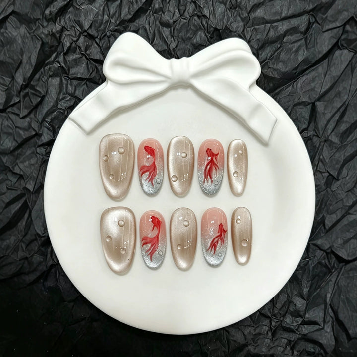 Künstlerisches Press-On Nagelset mit einzigartigem Fischdesign