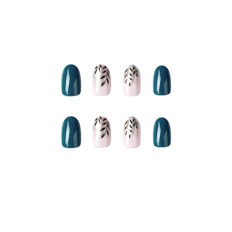 Elegante Nagelkunst mit floralem Akzent und metallischen Details Karnz