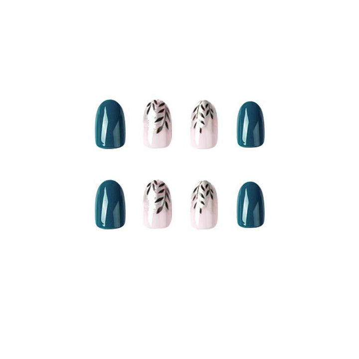 Elegante Nagelkunst mit floralem Akzent und metallischen Details Karnz