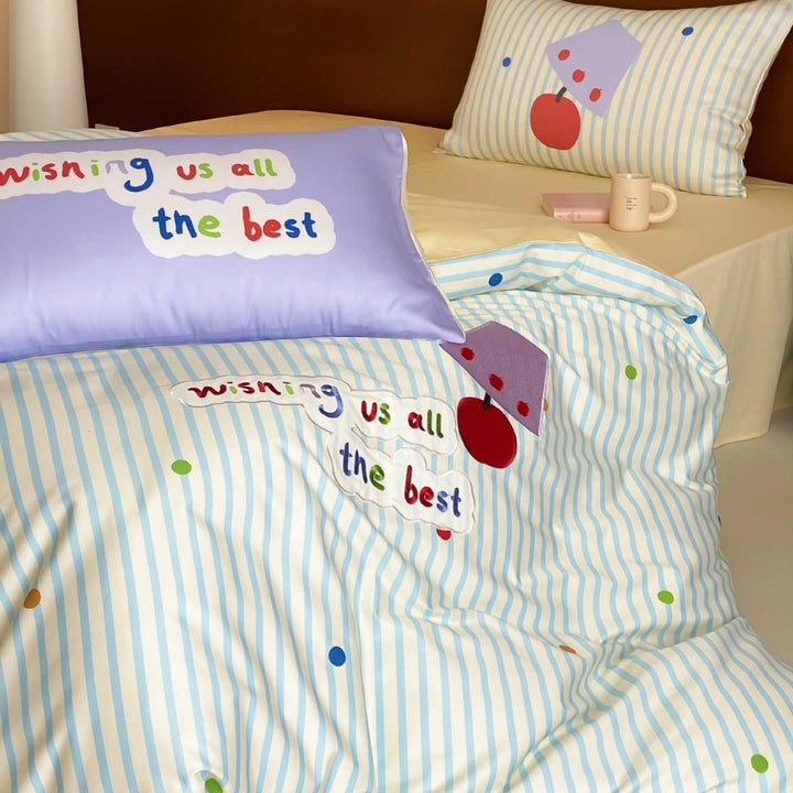 Kinder-Bettwäsche-Set aus Baumwoll-Perkal mit gestreiftem Dessin, applizierten Schriftzügen und verspielten Punkt‑Applikationen