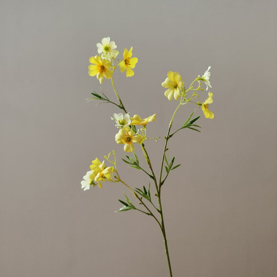 Lebensnahe tropische Blumenstängel