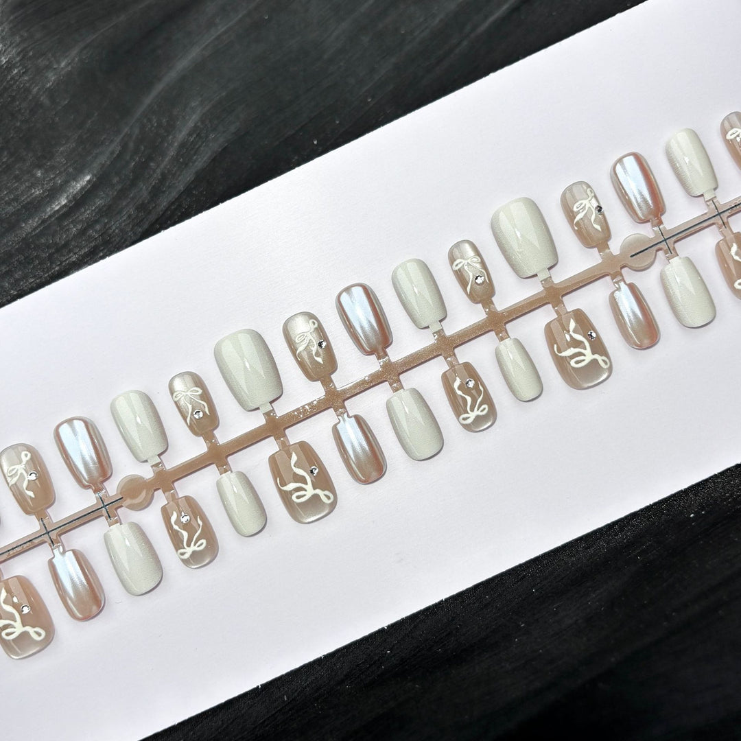 Elegantes Press-On Nagelkunstset mit Schleifenakzenten