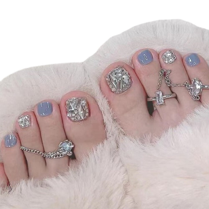 Elegante mit Kristallen akzentuierte Pediküre