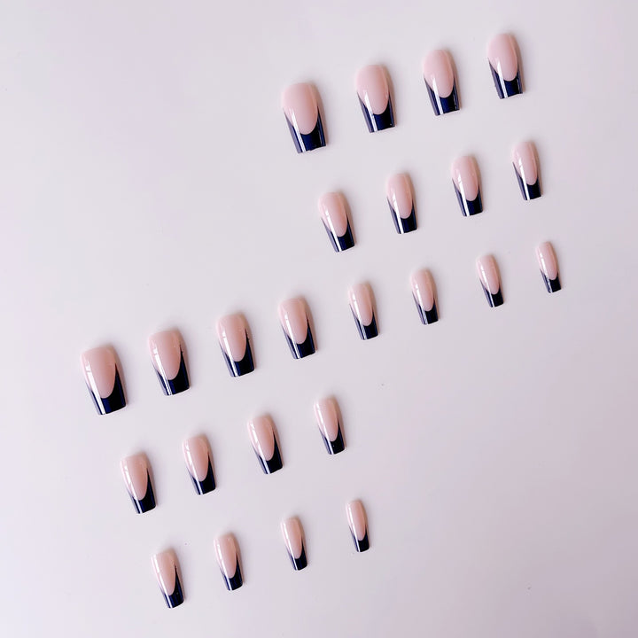 Kunstnagelset mit eleganten Spitzen- und Ombre-Effekten Karnz